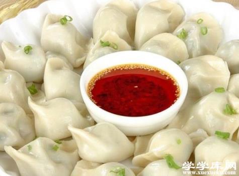 餃子皮怎么做 準備面粉水鹽和面搟成薄薄面皮即可